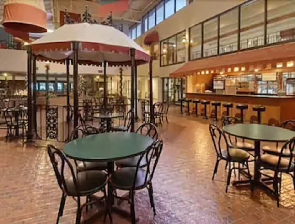 Ramada By Wyndham Paintsville Hotel & Conference Center Restaurant photo