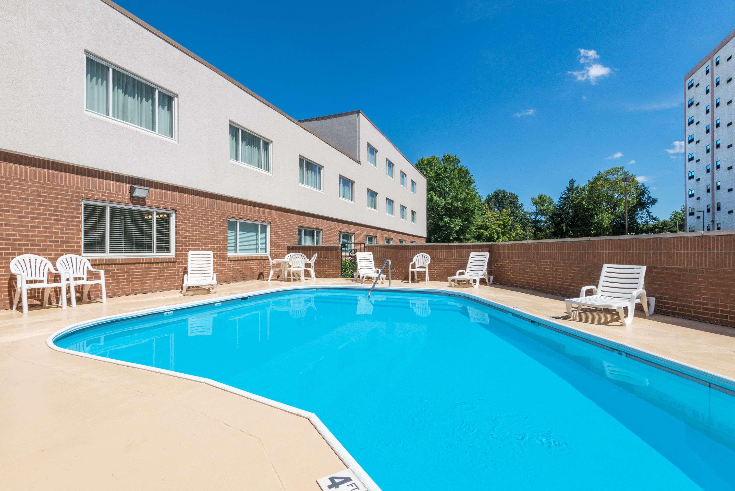 Ramada By Wyndham Paintsville Hotel & Conference Center Exterior photo
